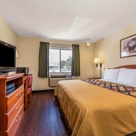 Super 8 By Wyndham Denton Hotel Bagian luar foto