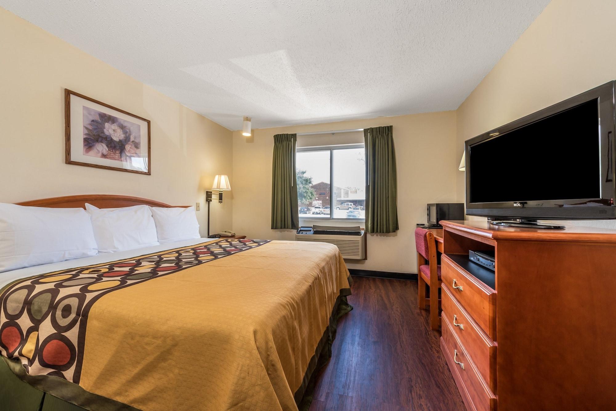 Super 8 By Wyndham Denton Hotel Bagian luar foto