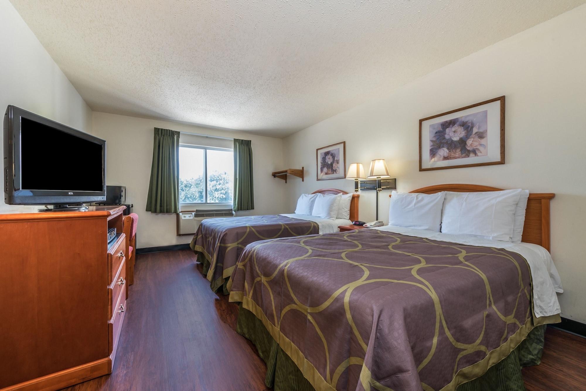 Super 8 By Wyndham Denton Hotel Bagian luar foto