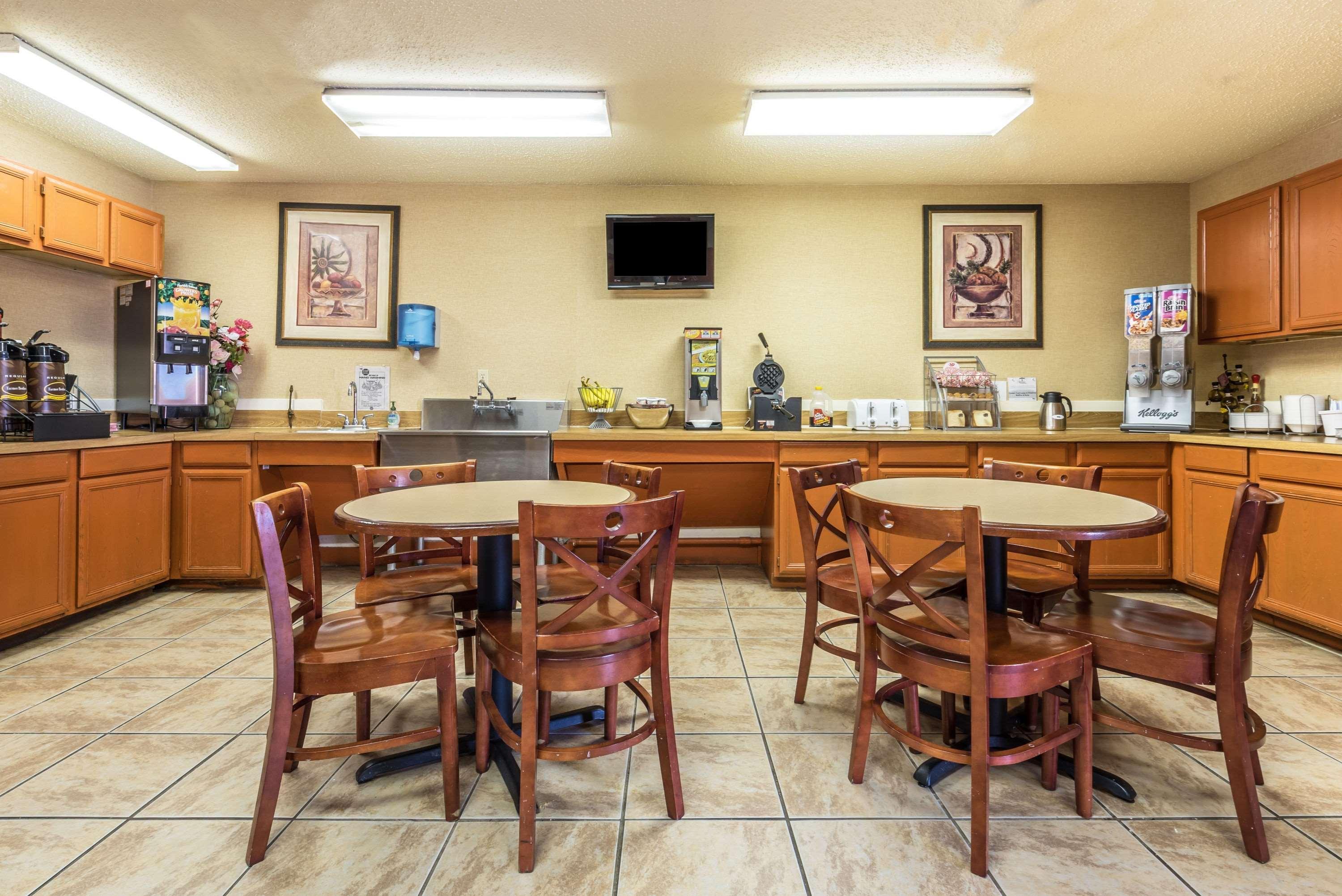 Super 8 By Wyndham Denton Hotel Bagian luar foto