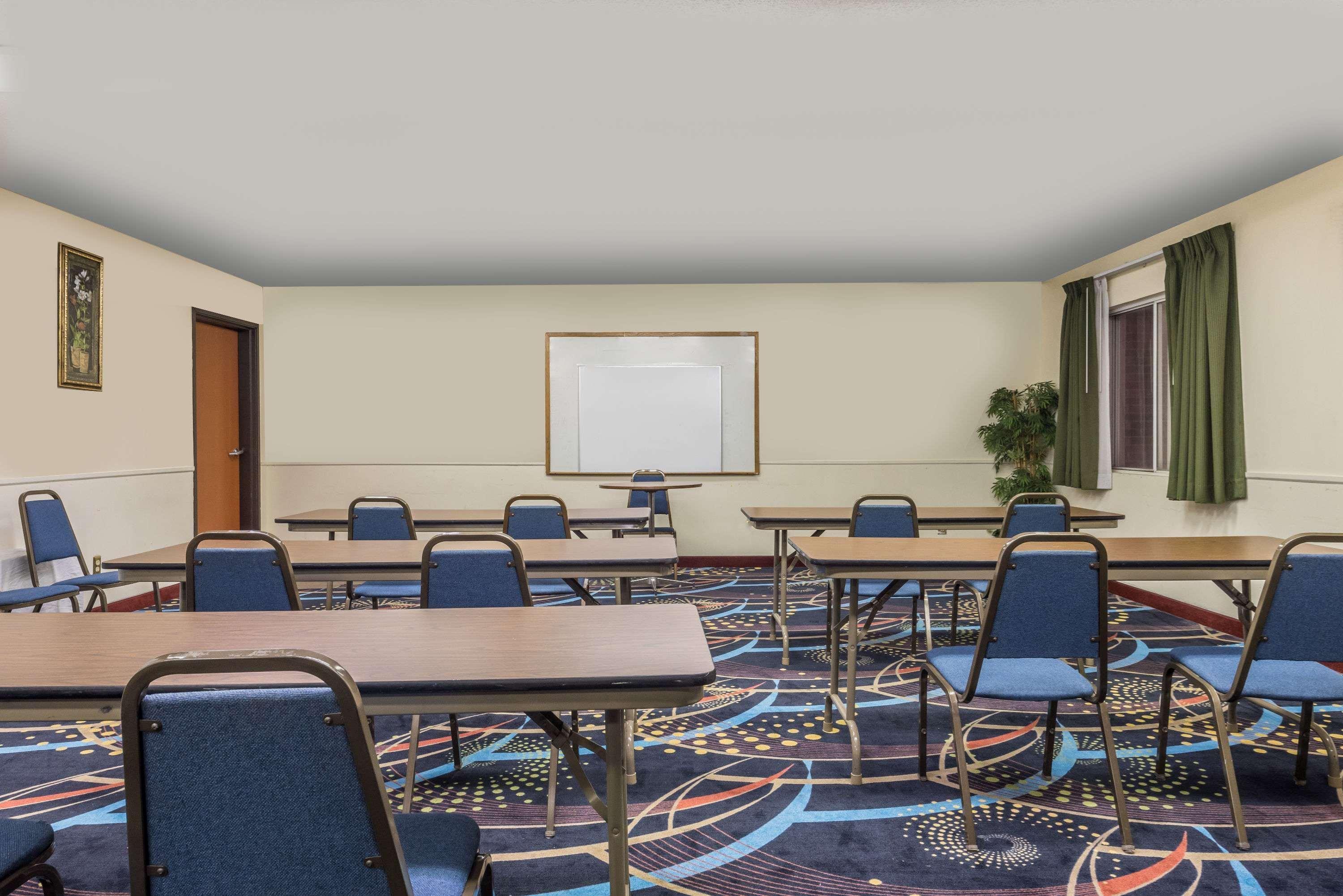 Super 8 By Wyndham Denton Hotel Bagian luar foto