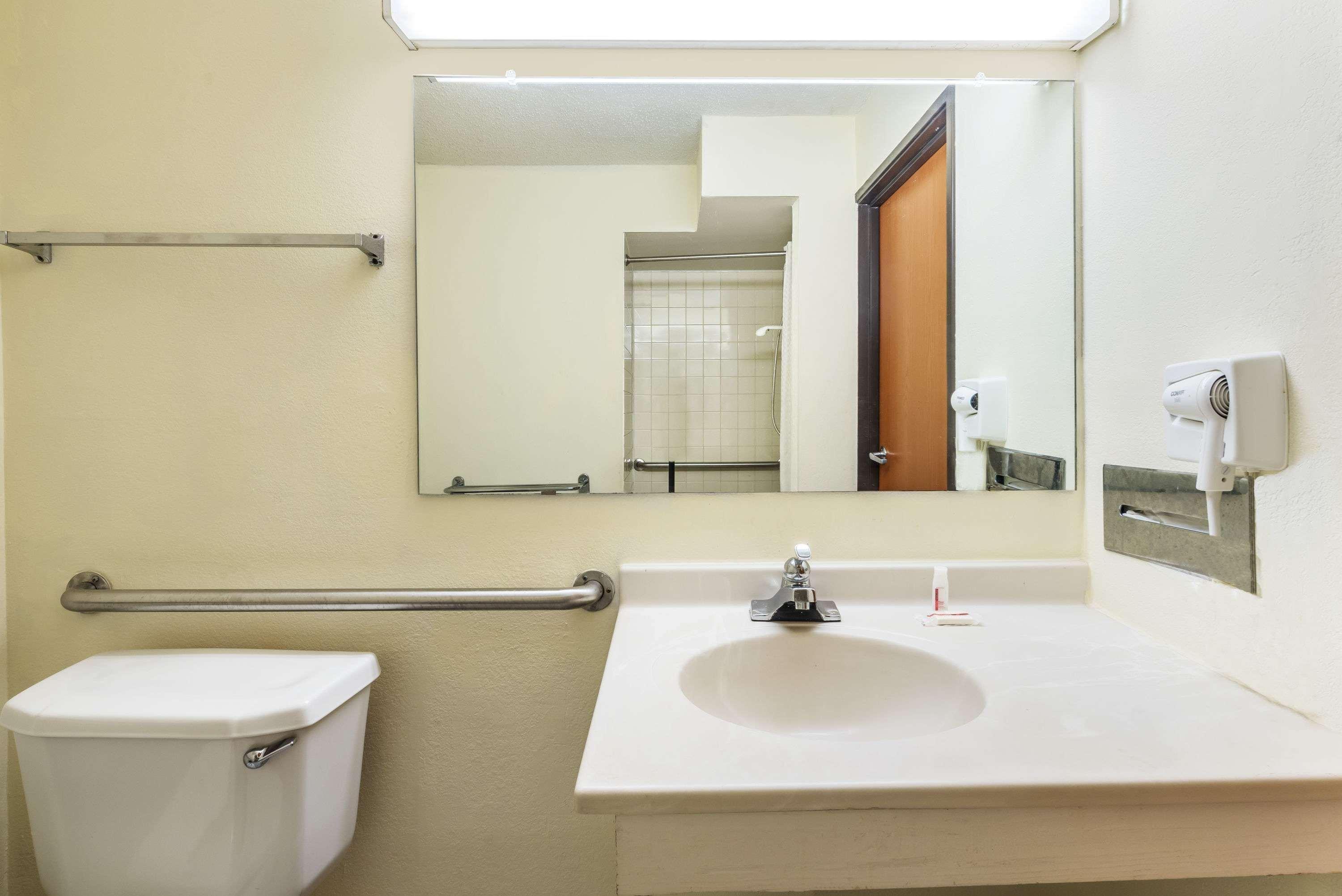 Super 8 By Wyndham Denton Hotel Bagian luar foto