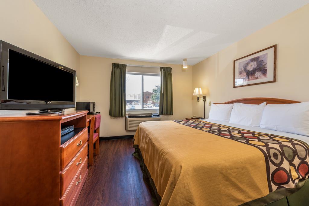 Super 8 By Wyndham Denton Hotel Bagian luar foto