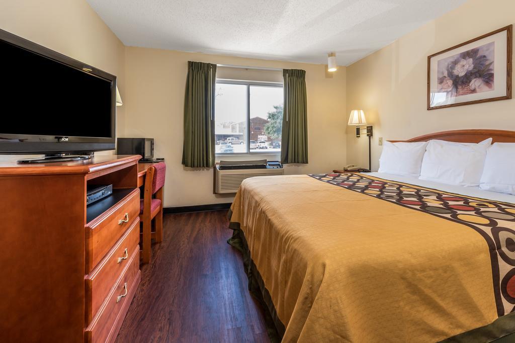 Super 8 By Wyndham Denton Hotel Bagian luar foto